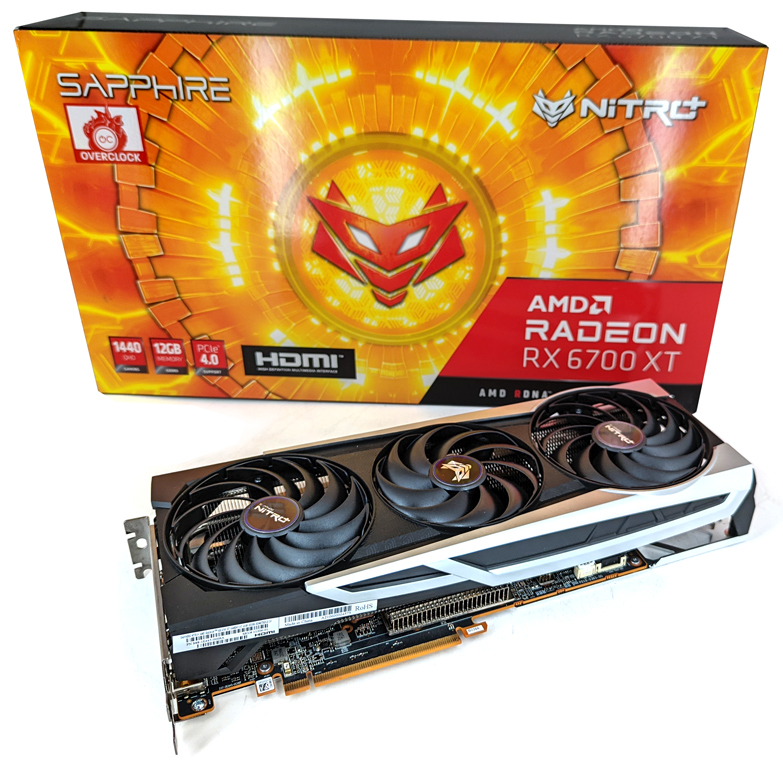 Die Sapphire NITRO+ Radeon RX 6700 XT samt Verpackung.