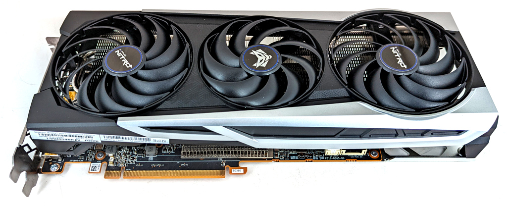 Bei der NITRO+ RX 6700 XT Karte verwendet Sapphire drei Axial-Lüfter mit 1 x 90 und 2 x 100 mm.