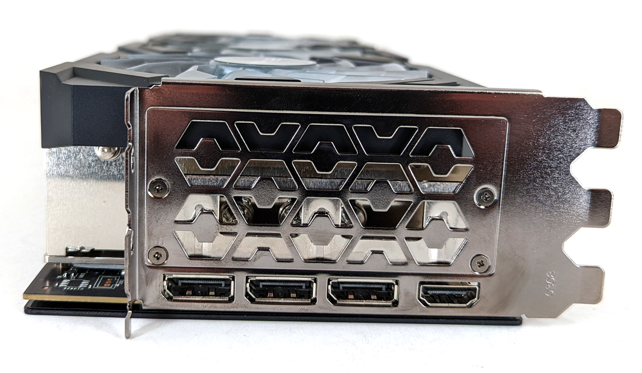 Am Slot-Bracket sind drei DisplayPorts und ein HDMI-Port vorhanden.