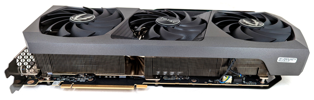 Drei Axial-Lüfter zeichnen sich für die Kühlung der GeForce-GPU verantwortlich.