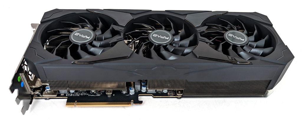 Drei Axial-Lüfter zeichnen sich für die Kühlung der GeForce-GPU verantwortlich.