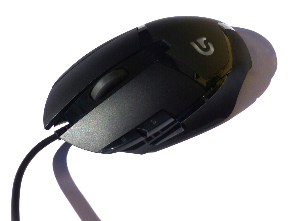 Die G402 hat von Logitech ein futuristisches, leicht kantiges Design verpasst bekommen.