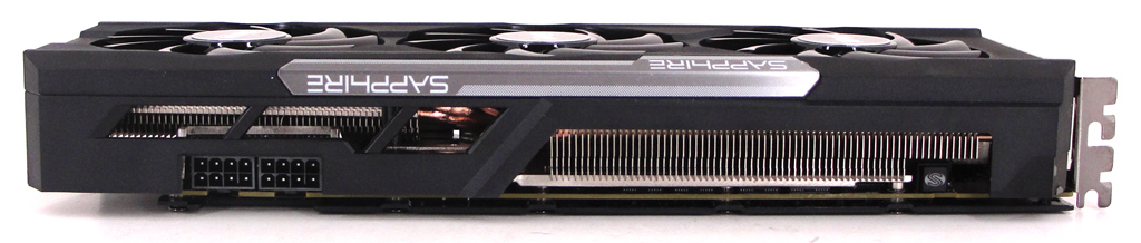 Die Sapphire Radeon R9 390 Nitro von der Seite.