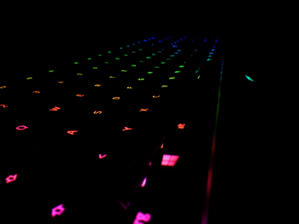 Razer BlackWidow Chroma V2: Regenbogeneffekt inklusive (aber teuer).