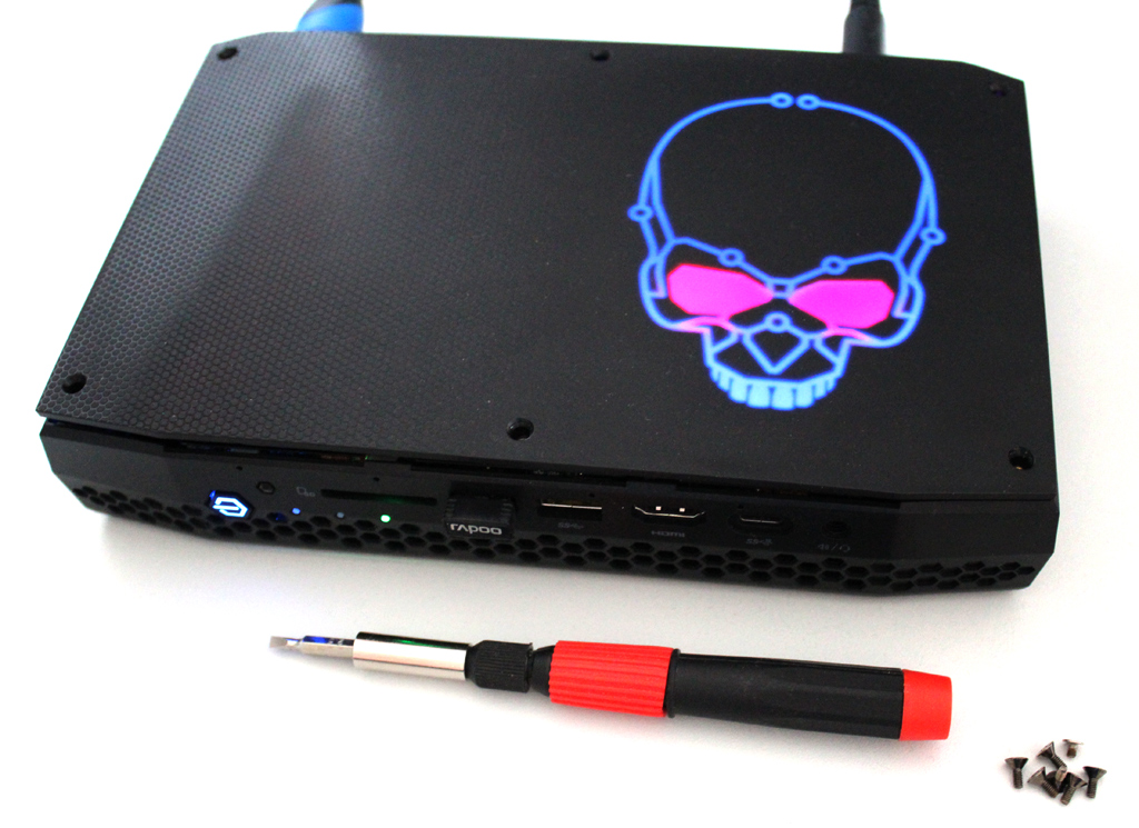 Der typische Intel Skull ziert auch das Hades Canyon NUC-Kit und dessen Beleuchtung kann nach den persönlichen Vorlieben im BIOS angepasst werden.