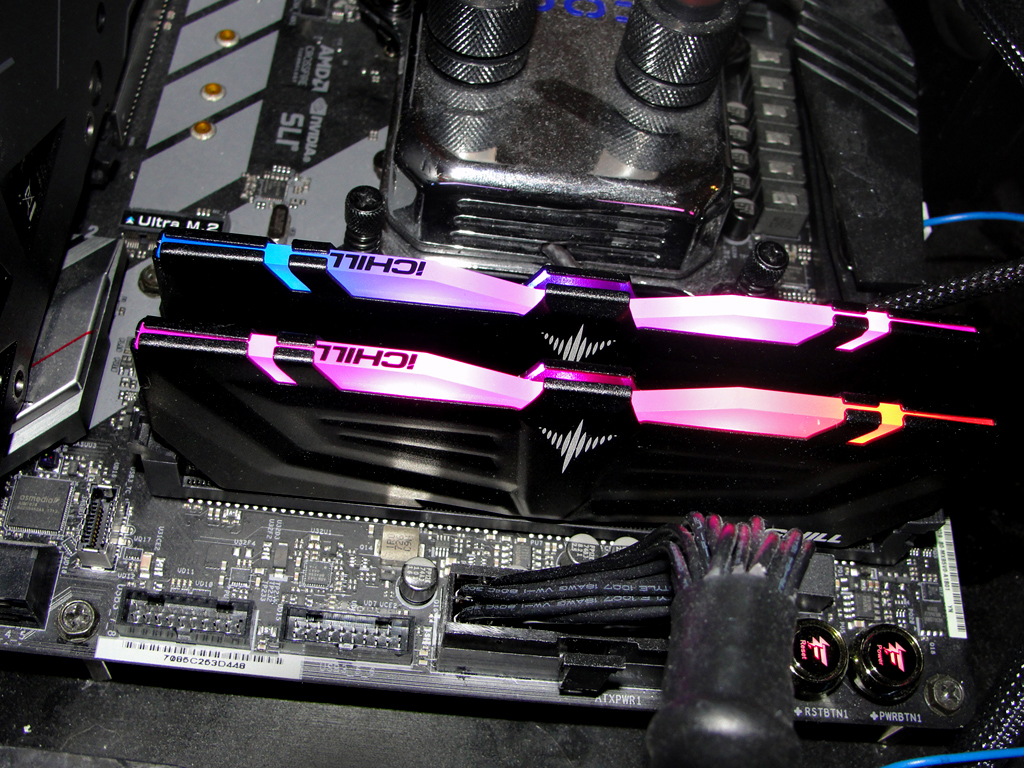 Das INNO3D iChiLL RGB Aura DDR4-3600 Kit im Einsatz.