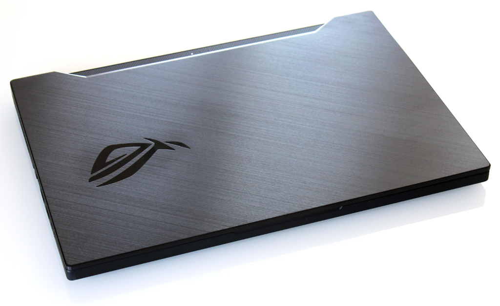 Auch im zugeklappten Zustand macht das Notebook einen sehr edlen Eindruck und das ASUS-ROG-Logo schmückt die Display-Rückseite.