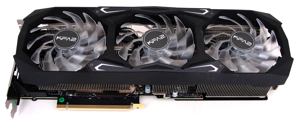 Die KFA2 GeForce RTX 3080 SG wird von insgesamt drei Lüftern gekühlt.