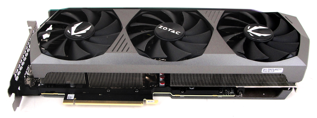 Drei 90-mm-Axial-Lüfter zeichnen sich für die Kühlung der GeForce-GPU verantwortlich.